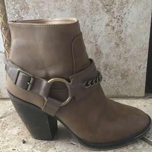 Candies size 7 heeled booties